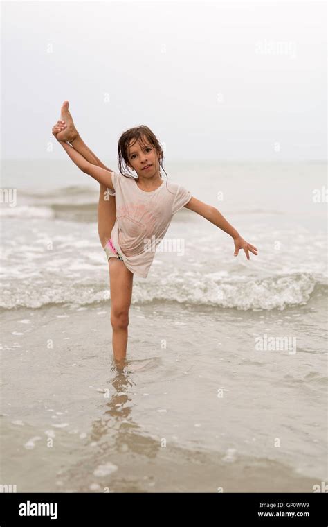 Kleines Mädchen Auf Einem Strand Wassergymnastik Zu Tun Stockfotografie