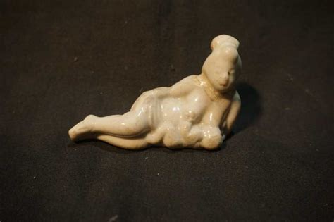 Patung Nude Porcelin