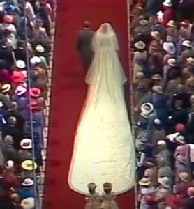 See how meghan markle's wedding dress compares to princess diana's. Princess Diana's wedding dress made history | The ...