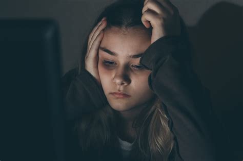 Chica Adolescente Que Sufre Acoso Cibernético De Internet Asustado Y
