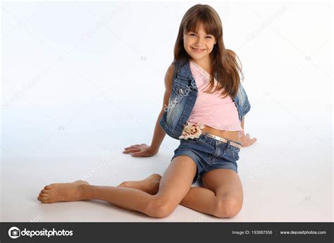 Menina Bonita Shorts Jeans Está Descansando Chão Descalço Criança