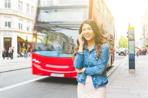 Mujer Asiática En Londres Hablando Por Teléfono Foto Premium