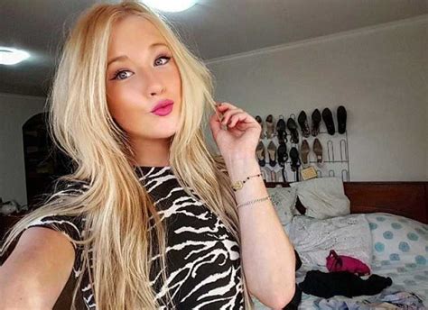 She was born in 1990s, in millennials generation. Vesta Lugg estrenó nuevo look y se llenó de piropos ...