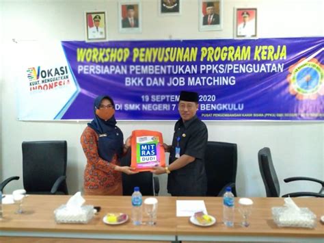 Usaha ini dimulai dari usaha angkutan barang (ekspedisi) dengan 2 (dua) unit light truck sampai memiliki 14 unit truck besar. SMKN 7 Kota Bentuk Pusat Pengembangan Karir Siswa - Radar ...
