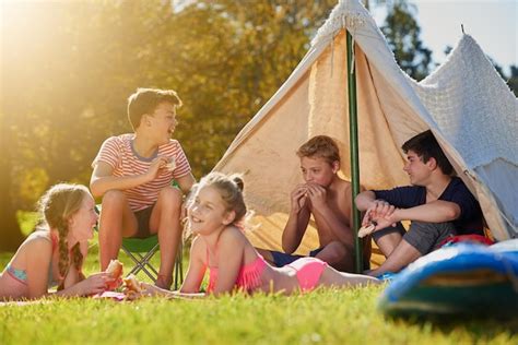 Summer pertenece a los jóvenes toma de un grupo de jóvenes amigos