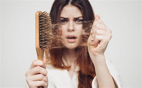 Masalah rambut gugur atau rambut nipis boleh terjadi kepada sesiapa sahaja, tak kira lelaki atau wanita. Tertekan boleh menyebabkan rambut gugur | Free Malaysia Today