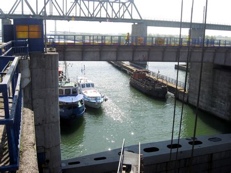 Canalele navigabile și porturile lor sunt modernizate cu ...