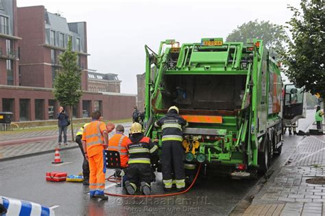 Vuilnisman Met Hand Vast In Vuilniswagen Op De Kleverlaan Video