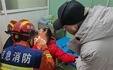 女孩眼皮被拉鏈夾住，房山消防緊急處置 - 新浪香港