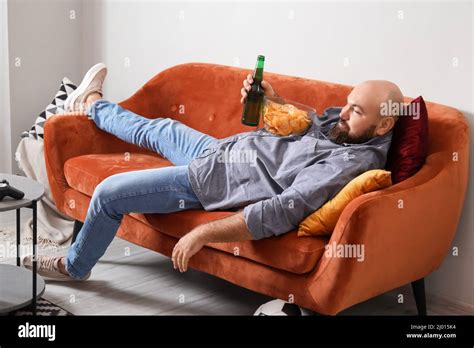 Chubby People Watching Tv Hi Res Stock Photography And Images Alamy