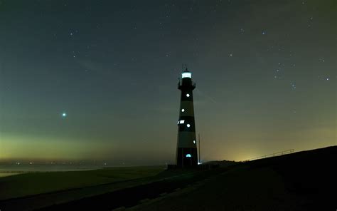 Download Wallpaper 3840x2400 Lighthouse Glow Night Starry Sky Fog 4k Ultra Hd 1610 Hd
