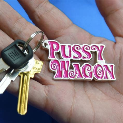 Action Movie Kill Bill Pussy Wagon Pink Letters Logo Alloy Enamel Keychain Keyring Keyfob Key