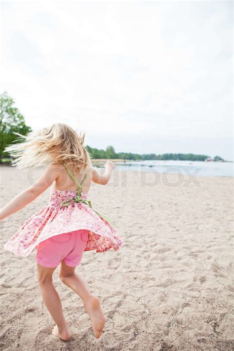 Junge Mädchen Die Spaß Am Strand Stock Bild Colourbox