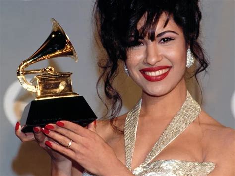 Todo Sobre El Famoso Vestido Que Usó Selena Quintanilla Cuando Ganó Un Premio Grammy Infobae