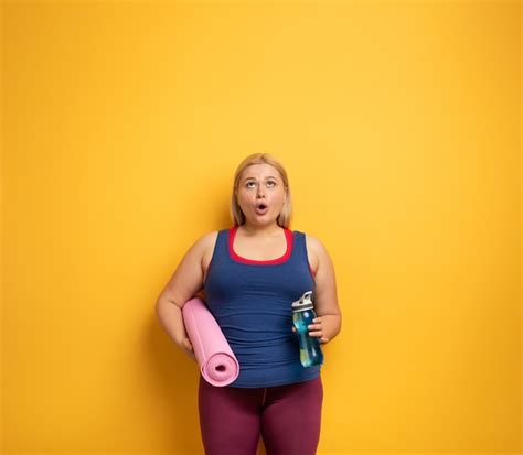 Premium Photo Fat Girl Does Gym At Home Surprised Expression