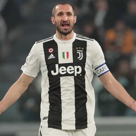 Juventus defender subbed off within 20 mins with apparent injury. chiellini - TechnoSports