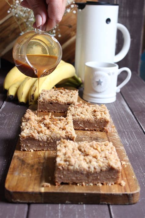 Meine güte, ist das warm! Bananen-Streuselkuchen mit Karamellsoße | Rezept ...