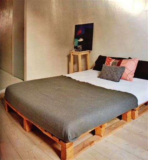 Die behandlung der paletten sorgt außerdem dafür, dass die lebensdauer ihres palettenbettes verlängert wird. DIY Bett und eigener Designer-Nachttisch aus Paletten ...