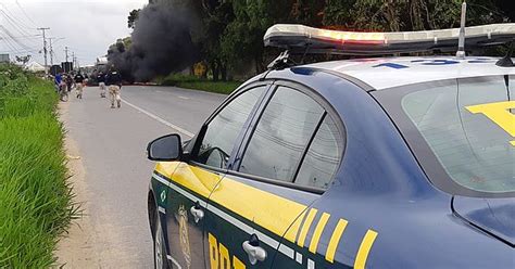 Moradores Protestam Contra Falta D Gua E Bloqueiam Br Em Rio