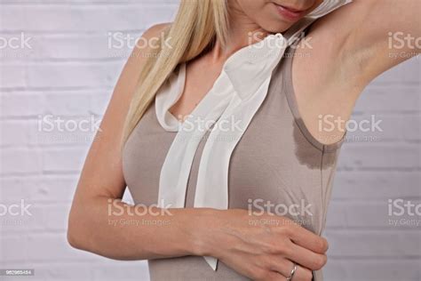 Business Woman Armpit Sweating Transpiration Stain Hyperthyroidism