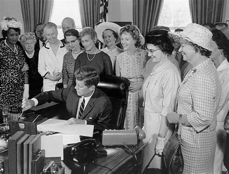 President Kennedy Signs The Equal Pay Act Women In History Women