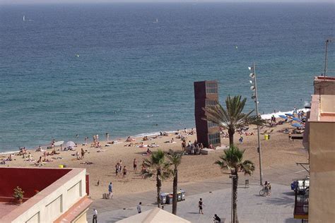 Gibt es am strand in barcelona liegen und sonnenschirme zum ausleihen? 10Best Day Trip: Explore Barcelona's Best Beaches