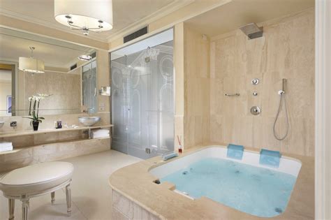 Check out the wide range of accommodation options at minimum prices. Hotel Suite with Private Jacuzzi in Florence Italy