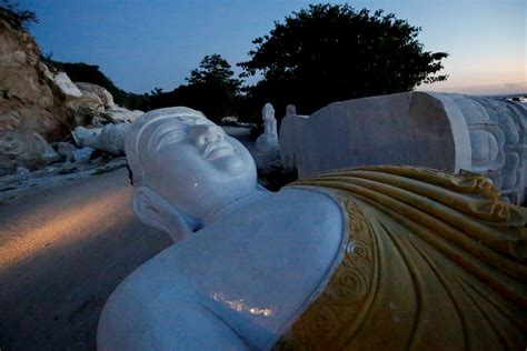 Staub Und Buddhas überall Das Marmordorf Sagyin In Myanmars Bergen N