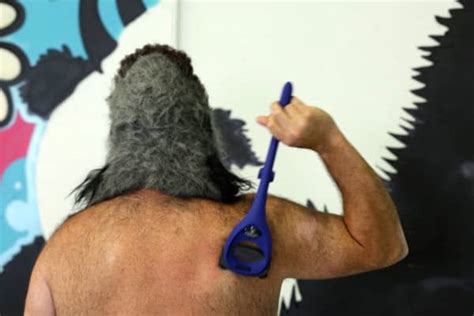 Bakblade Lets Men Shave Their Hairy Backs Themselves