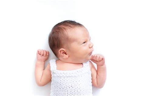 Emociones Del Beb Reci N Nacido En Blanco Aislado Cara Divertida De
