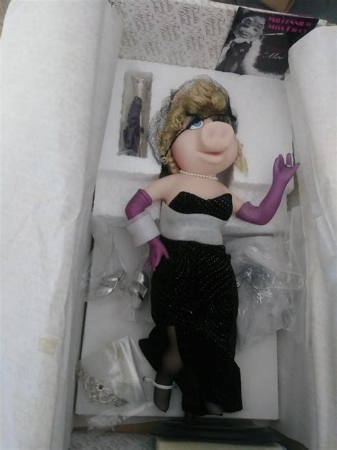 The Muppets Miss Piggy Porcelain Doll W Stand The Franklin Mint Nib