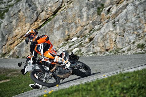The ktm 690 enduro r is happiest in the dirt, eagerly eating up abuse and asking for more. 2015 KTM 690 Enduro R | Top Speed