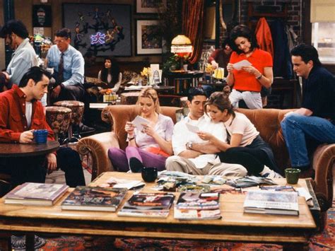 Дженнифер энистон, кортни кокс, лиза кудроу и др. The 'Friends' couch is coming to Dubai | Tv - Gulf News