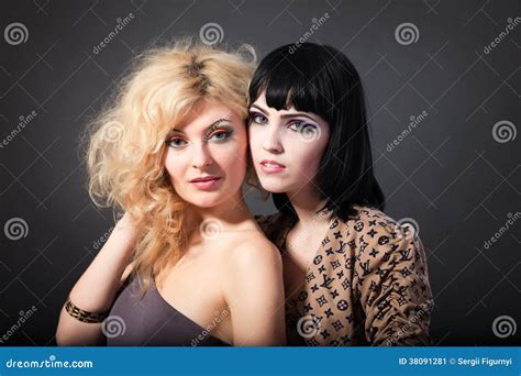 twee jonge aantrekkelijke lesbiennes koesteren stock afbeelding image of vriendschap mensen