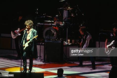 Bob Dylan Tom Petty Photos And Premium High Res Pictures Getty Images