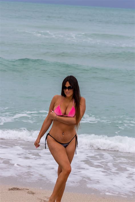 Butterface Brunette Claudia Romani Shows Her Ass Once Again The