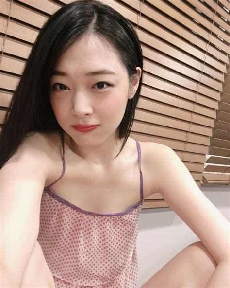 Sulli Shocks Fans With More Sexy Selfies Koreaboo