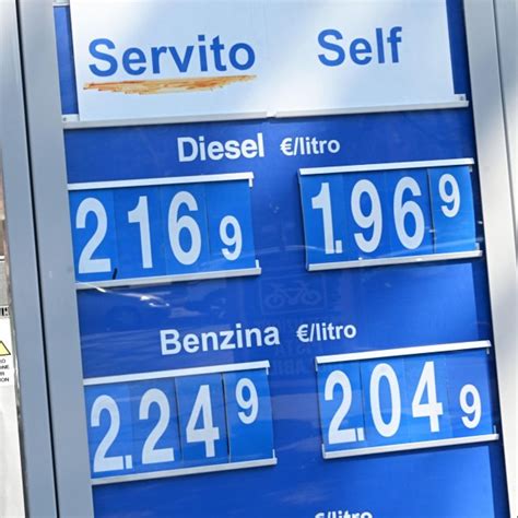 Carburanti Prezzi In Continua Ascesa Superati I Due Euro Al Litro Per Benzina E Gasolio RTL