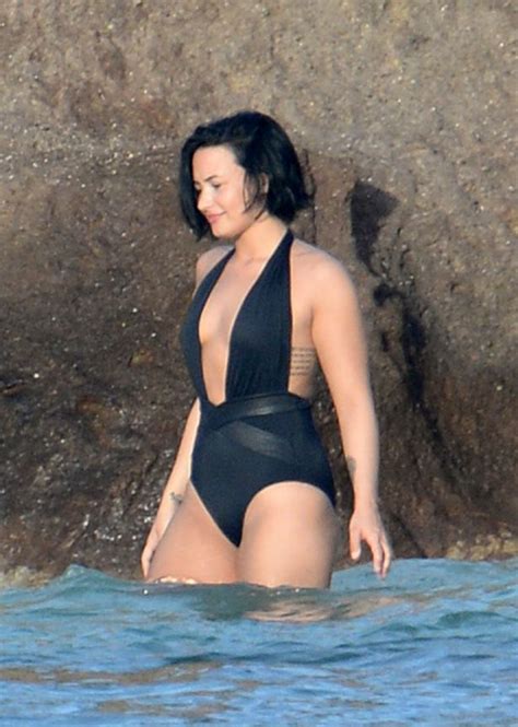 Demi Lovato Strips Naked In Sea Before Flashing Costume At Babefriend Wilmer Valderrama Mirror