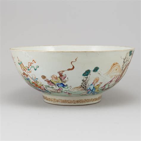 A Famille Rose Mandarin Punch Bowl Qing Dynasty Qianlong 1736 95 Bukowskis