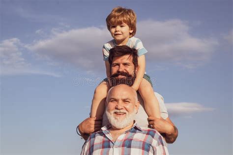 PapÃ¡ MamÃ¡ Y Su Hijo EstÃ¡n Jugando En El Cielo NiÃ±o Feliz Con