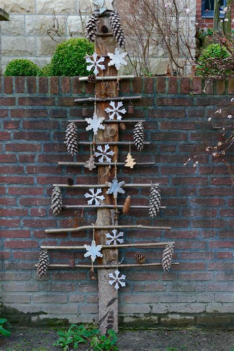 Ein waldhütte aus stöckchen und fichtenzweigen lässt sich ganz einfach bauen. Grundstücksmauer weihnachtlich - Karin Urban-NaturalSTyle ...