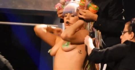 Lady Gaga Fully Nude In Concert Outfit Swap Philips Arena