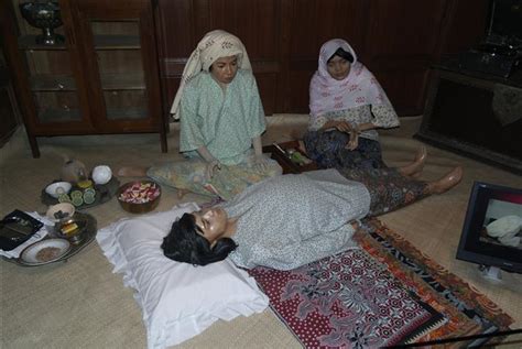 Gotong royong dalam bidang keamanan (contohnya ronda). Terokai Negeri Sembilan di Muzium Adat Jelebu