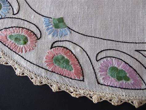 Vintage Art Deco Linen Hand Embroidered Table Centre Crochet Collar