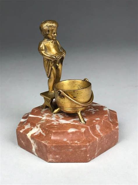 Sculpture d un garçon pipi Bronze doré Marbre Début du XXe siècle Barnebys