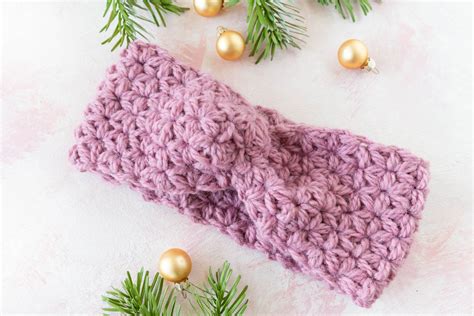 Das stirnband ist handgestrickt mit perlmuster und twist in blau und weiß für mädchen und frau. Stirnband mit Jasmin Muster häkeln | ars textura - DIY-Blog