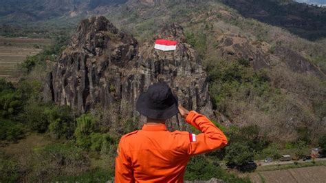 #gunungbendera #gunungbenderapadalarang #gunungbendera1483mdpl #consina #consinaindonesia turun gunung dari puncak rindu gunung bendera padalarang #turungunung #gunungbendera #dirgahayuindonesia75th @disparbudkbb. Gunung Bendera 2020 - Cara Pesepeda Gunung Peringati Hut Ri Ke 75 Di Bukit Cacing Lombok Travel ...