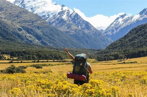 → drawexamples from the corpusdraw attention to yourself• they're trying to draw attention to themselves.• 10 Tips for Staying Safe as a Solo Female Traveler
