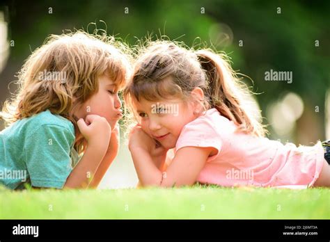 Zwei Kleine Kinder Umarmen Und Küssen Sich Im Sommergarten Kinder Verlieben Sich Freundschaft